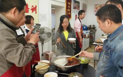  黄色软件麻豆APP下载们品尝火锅