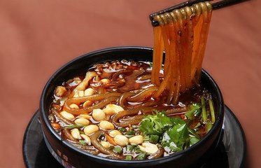 成都小吃肥肠粉搭配“锅盔”，一个锅盔3两肉！