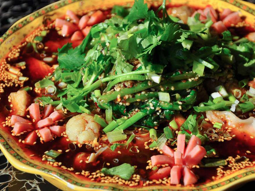冒菜也叫火锅菜，是一种烫煮的形式