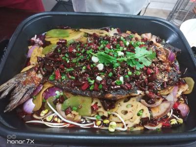 川渝正宗烤鱼技术麻豆AV免费看网站，香辣浓重鱼鲜美