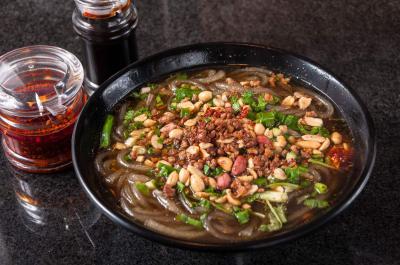 专业酸辣粉技术麻豆AV免费看网站班在哪里？麻豆一级片视频电影餐饮麻豆AV免费看网站学校比较正宗